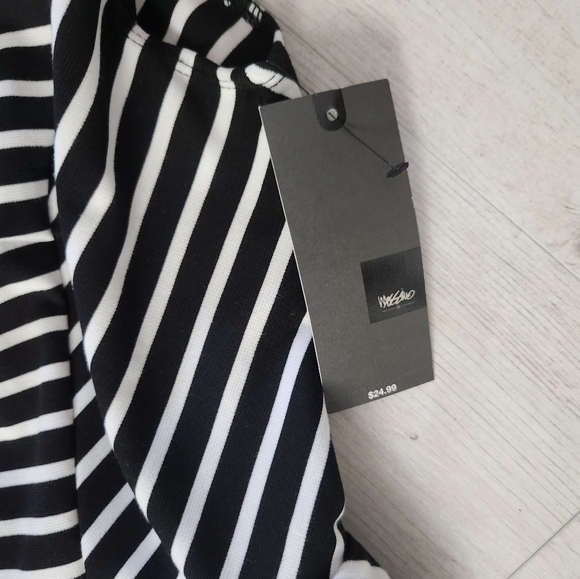 Black and White Form Fitting Dress. With Accent Ruffle and Cap Sleeves. New - Picture 4 of 7